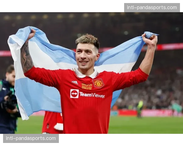 官方：曼联后卫利桑德罗·马丁内斯因膝伤提前告别本赛季