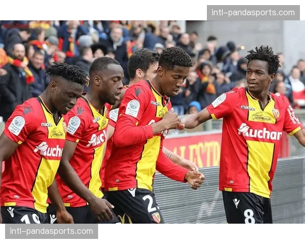 朗斯在主场对阵昂热展现摧枯拉朽般进攻火力