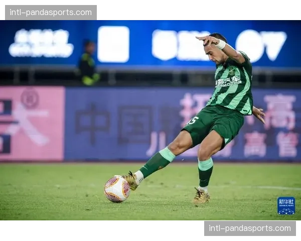 武汉三镇迎战浙江队，雨势影响比赛场地条件